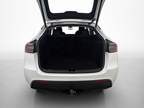 Tesla Model Y 21 of 30