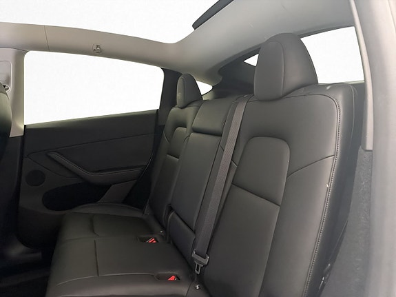 Tesla Model Y 23 of 30