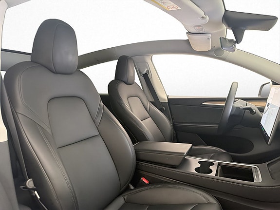Tesla Model Y 24 of 30