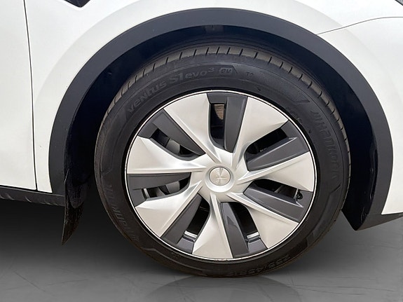 Tesla Model Y 29 of 30