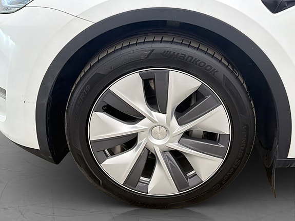 Tesla Model Y 26 of 30