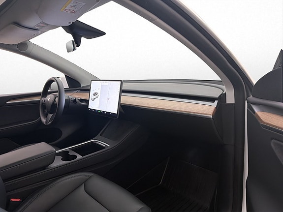 Tesla Model Y 25 of 30
