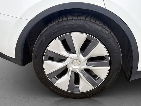 Tesla Model Y 28 of 30