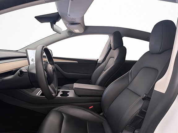 Tesla Model Y 12 of 30