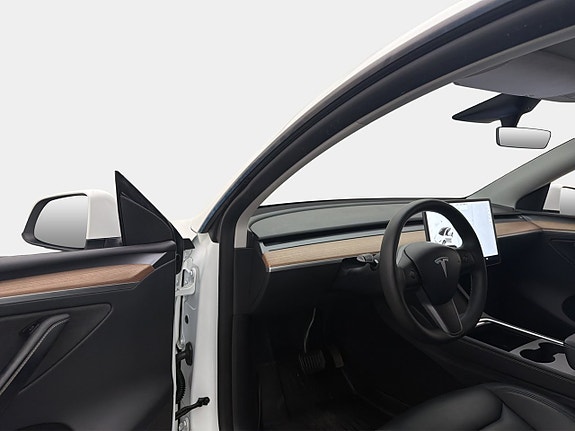 Tesla Model Y 11 of 30