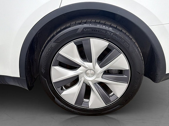 Tesla Model Y 27 of 30