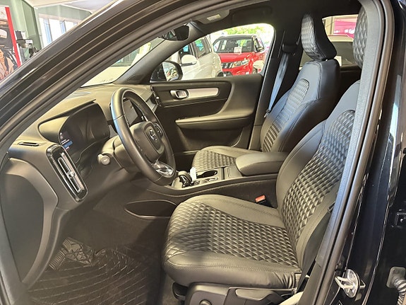 Volvo XC40 12 of 14