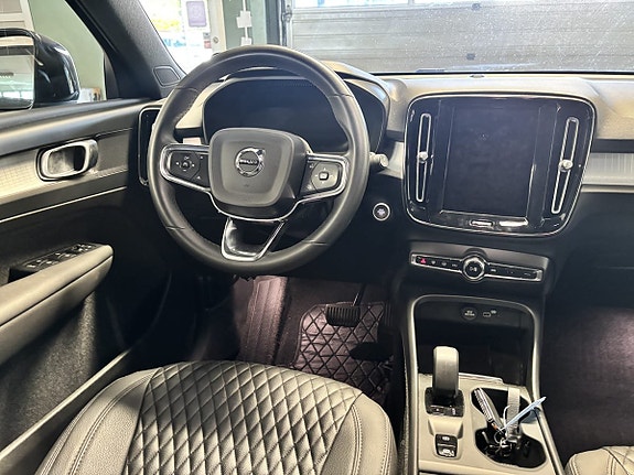 Volvo XC40 4 of 14