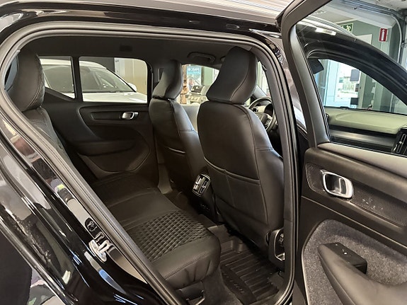 Volvo XC40 7 of 14