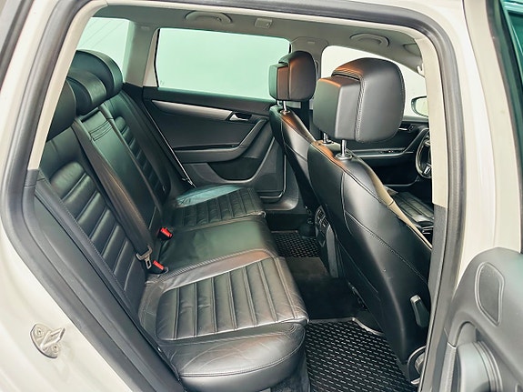 Volkswagen Passat 17 of 23