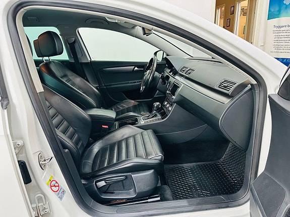 Volkswagen Passat 13 of 23