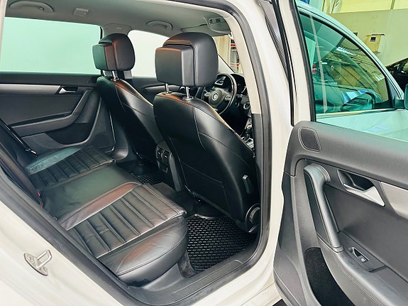 Volkswagen Passat 16 of 23