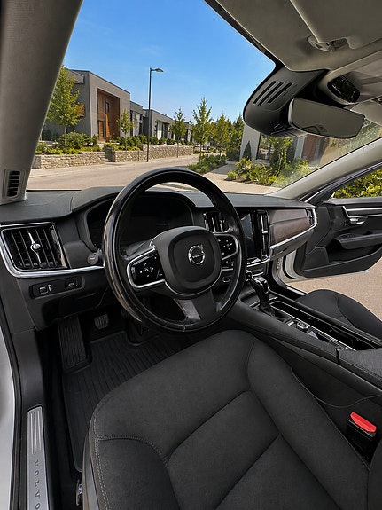 Volvo V90 Cross Country 2 of 6