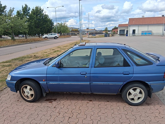 Ford Escort 8 of 11