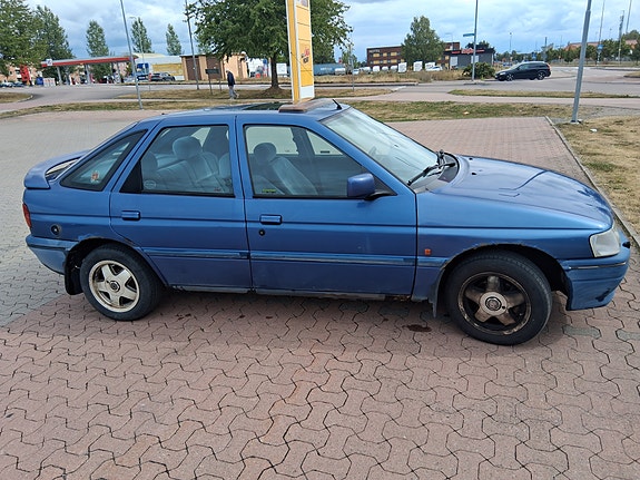 Ford Escort 3 of 11