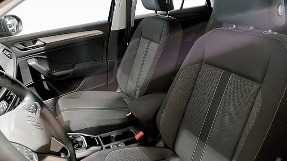 Volkswagen T-Roc 8 of 12