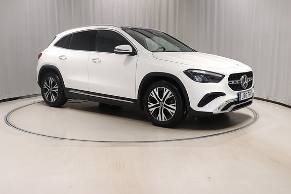 Mercedes-Benz GLA200 3 of 11