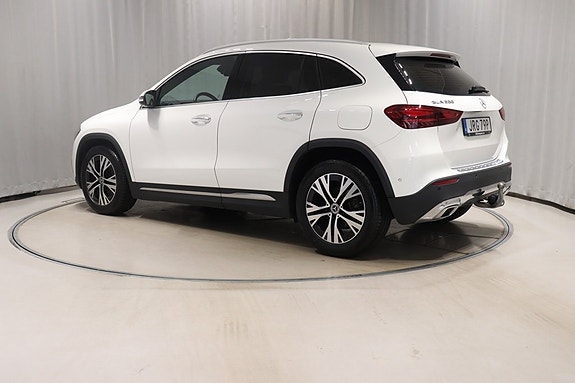 Mercedes-Benz GLA200 6 of 11