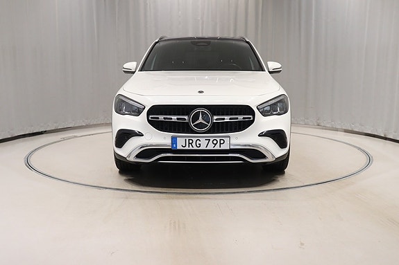 Mercedes-Benz GLA200 2 of 11