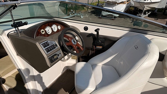 Regal 2250 Volvo Penta 5,7 GXI - 2005 4 of 10
