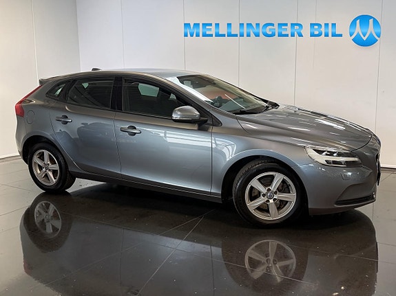 Volvo V40 2 of 17