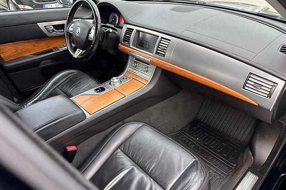 Jaguar XF 16 of 21