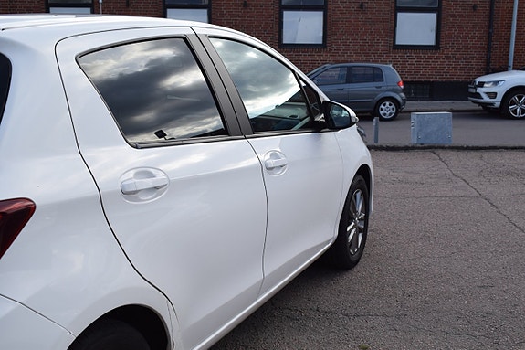 Toyota Yaris 4 of 13
