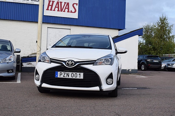 Toyota Yaris 2 of 13
