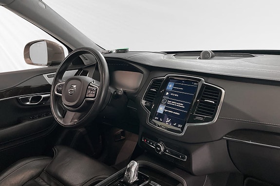 Volvo XC90 10 of 27