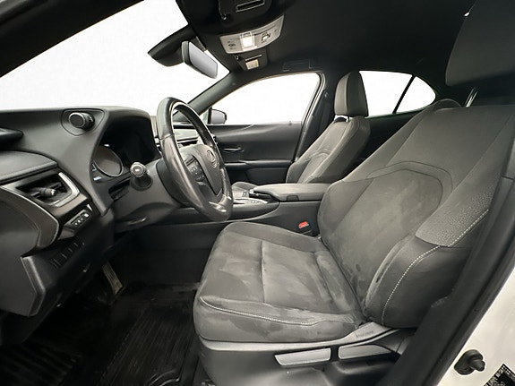 Lexus UX250h 11 of 30