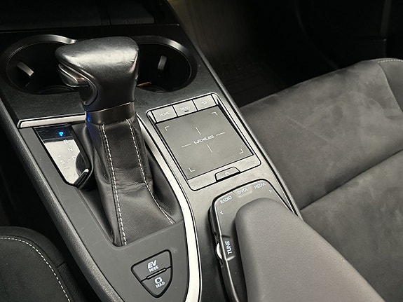 Lexus UX250h 25 of 30
