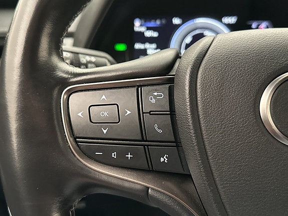 Lexus UX250h 16 of 30