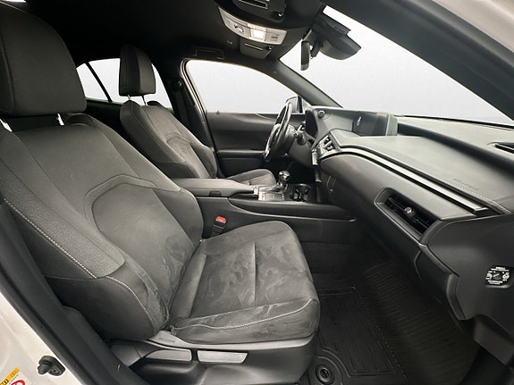 Lexus UX250h 27 of 30