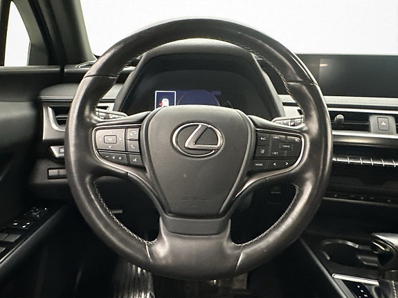 Lexus UX250h 13 of 30