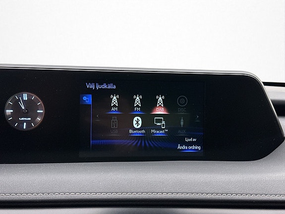 Lexus UX250h 23 of 30