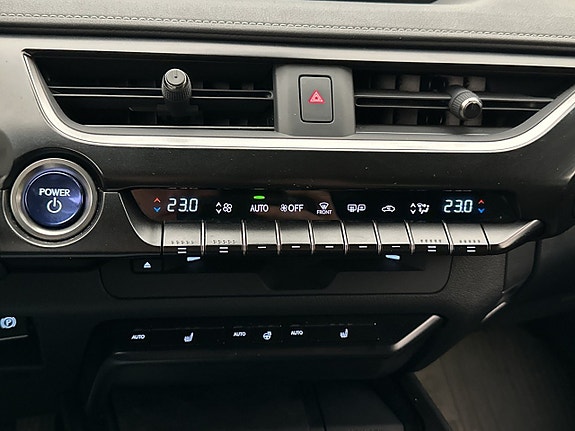 Lexus UX250h 24 of 30