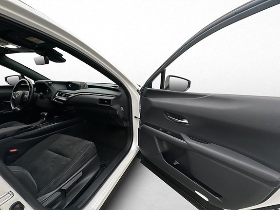Lexus UX250h 26 of 30