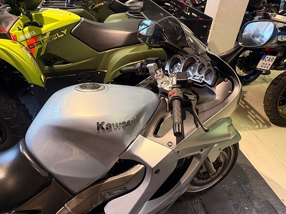 Kawasaki ZZR 1200 4 of 8