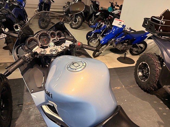 Kawasaki ZZR 1200 6 of 8