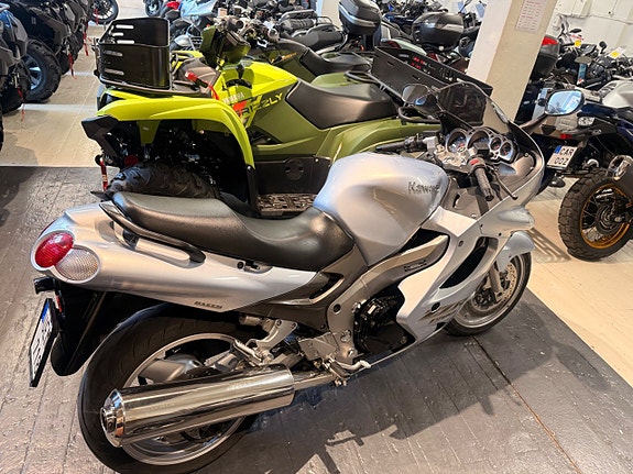 Kawasaki ZZR 1200 2 of 8