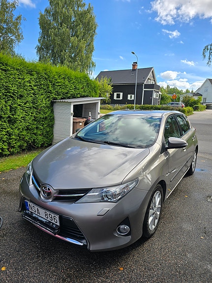 Toyota Auris 2 of 6