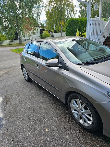 Toyota Auris 3 of 6