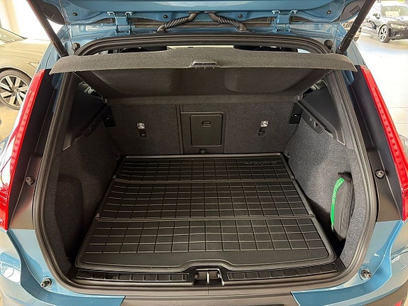 Volvo EX40 13 of 19