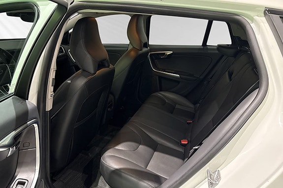 Volvo V60 Cross Country 8 of 20