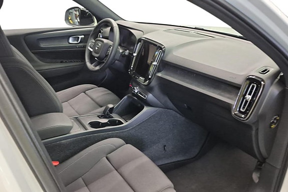 Volvo EX40 16 of 30