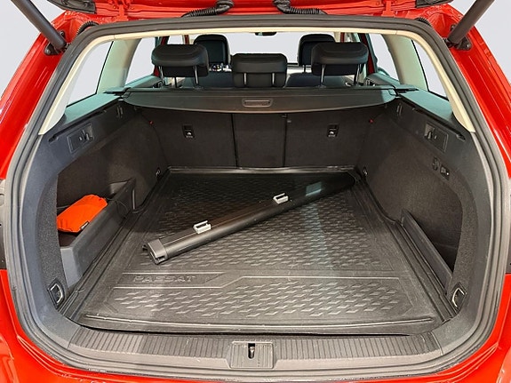Volkswagen Passat Alltrack 2 of 22
