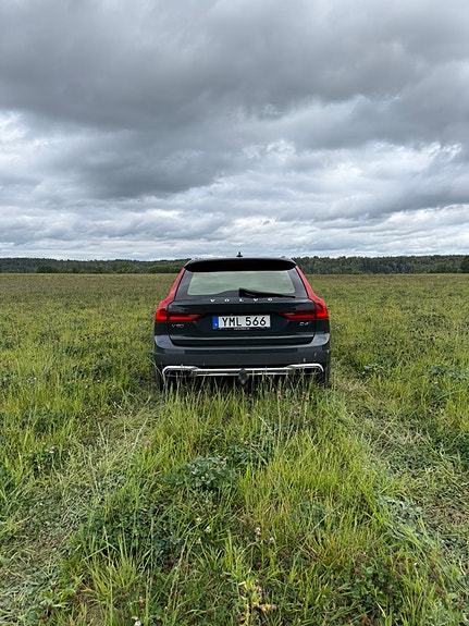 Volvo V90 Cross Country 2 of 10