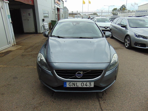 Volvo V40 3 of 11