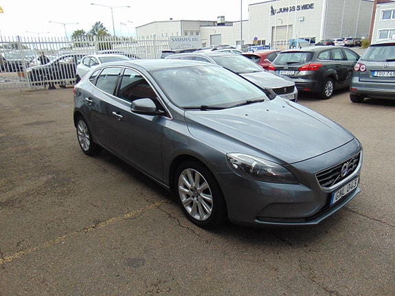 Volvo V40 2 of 11