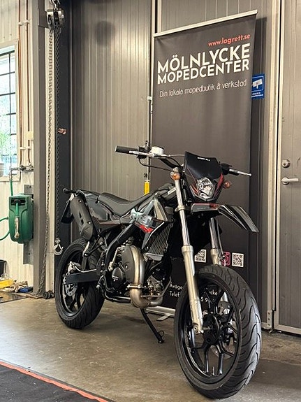 Rieju MRT Supermotard Black Edition E5+ 3 of 6